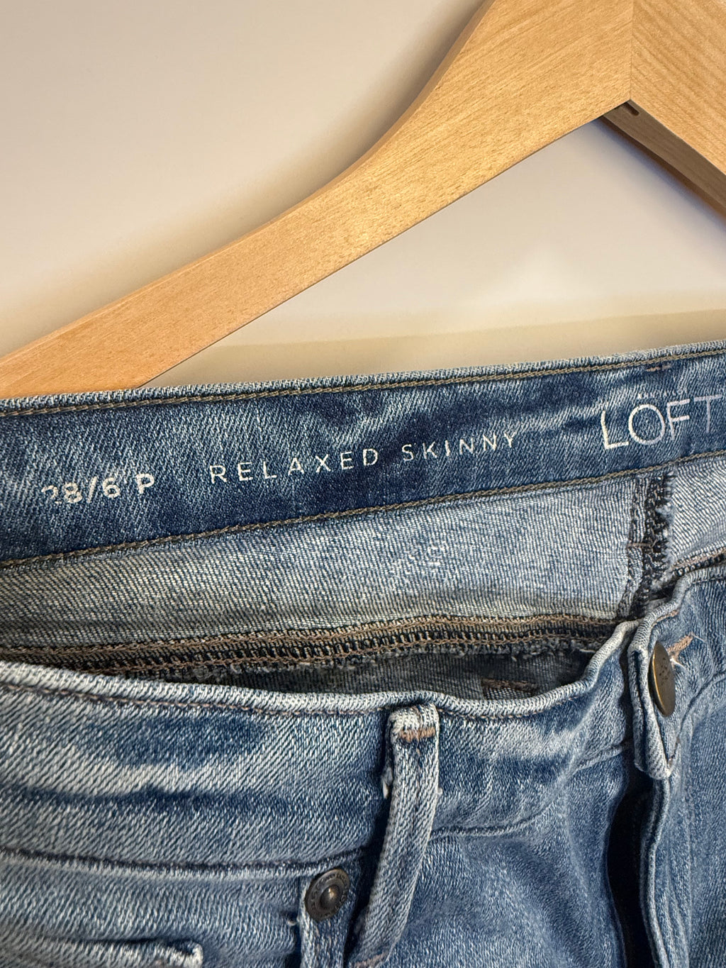 LOFT Relaxed Skinny Jeans Women’s Size 28/6 Petite Medium Wash Distressed