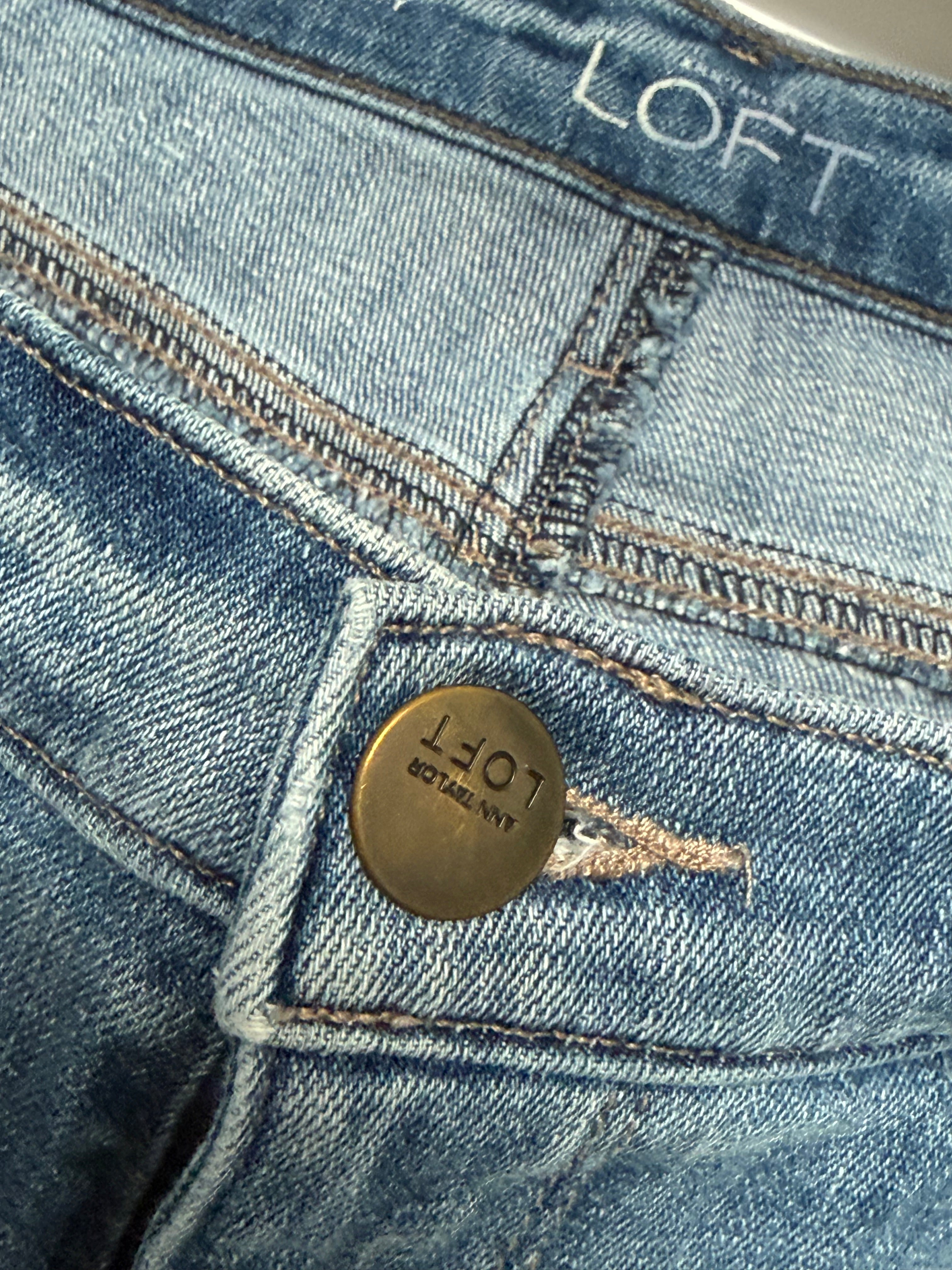 LOFT Relaxed Skinny Jeans Women’s Size 28/6 Petite Medium Wash Distressed